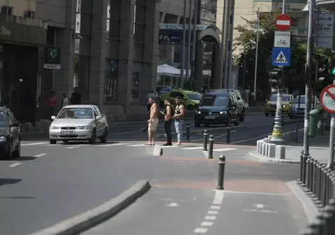 Moda pe cod portocaliu: Se poartă... bustul gol