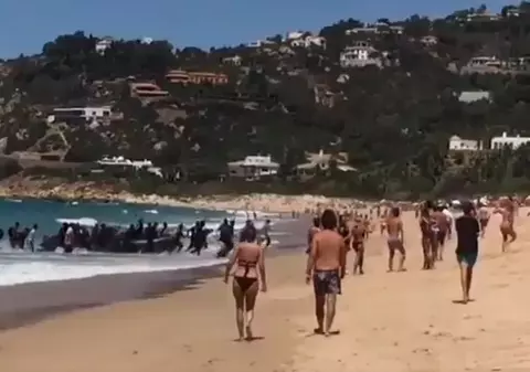 VIDEO| O barcă cu migranți a acostat pe o plajă cu turiști în Spania