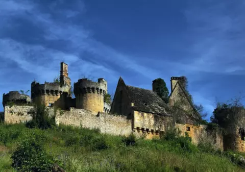 Un castel abandonat din Franța poate fi "cumpărat" pentru 50 de euro