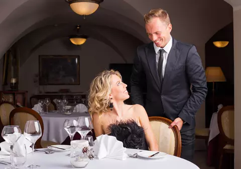 Reguli esențiale de etichetă. Cum te porți în societate ca să nu se spună despre tine că ești prost-crescut