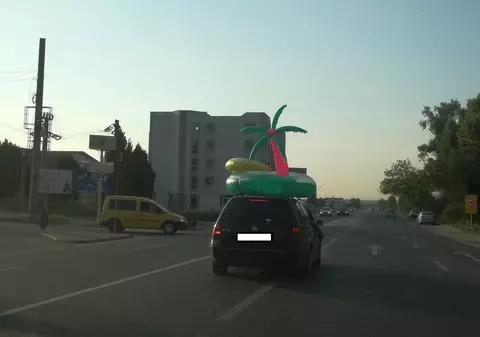 Tot Litoralul e o mare plajă! Când ajung la mare, turiștii par să uite că, uneori, trebuie să poarte haine