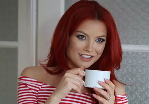 EXCLUSIV/ Elena Gheorghe a renunțat la concediul de maternitate la nici o lună de când a născut. Se întoarce pe scenă!