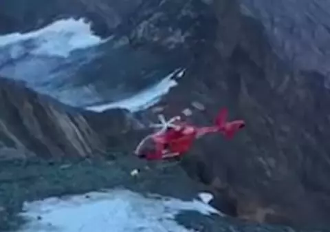 VIDEO | Momentul teribil în care un elicopter de salvare se prăbușește în timpul unei misiuni