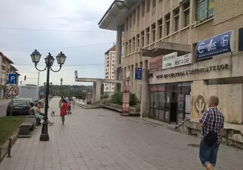 Fiul unui fost primar din Siret este în comă, după ce a primit o lovitură în fața unui club din centrul orașului Suceava. În cădere, victima s-a lovit puternic cu capul de beton