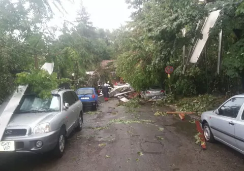 GALERIE FOTO | Furtună la Iași. Acoperișuri smulse, străzi inundate și copaci prăbușiți peste mașini. Au fost peste 120 de apeluri la 112, în această seară