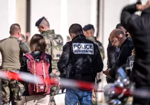 FOTO | Alertă de securitate în Paris, unde un șofer a intrat cu mașina în mai mulți militari. Un suspect a fost reținut