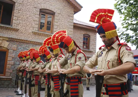 Un polițist din India a fugit peste un kilometru cu un proiectil neexplodat în brațe pentru a-l îndepărta de o școală