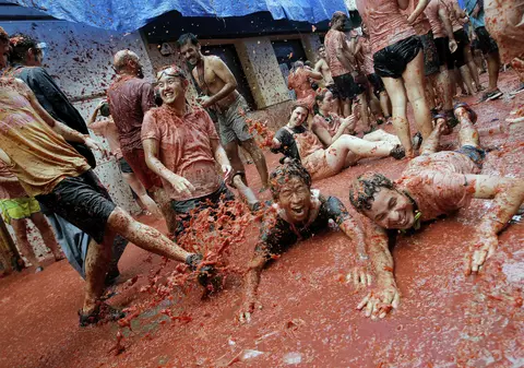 FOTO | Aproximativ 22.000 de oameni s-au bătut cu roșii la celebrul festival Tomatina