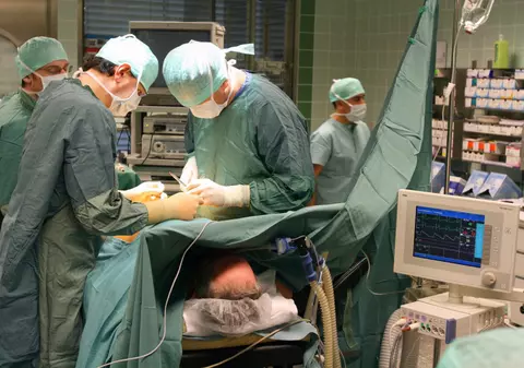 Tânăr mort din cauza indiferenței! Psihologia nepăsării și a complexelor de superioritate ale personalului medical din România