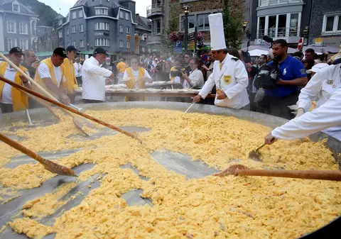 Belgienii sfidează scandalul ouălor contaminate. Au făcut o omletă uriașă pentru care au folosit 10.000 de ouă
