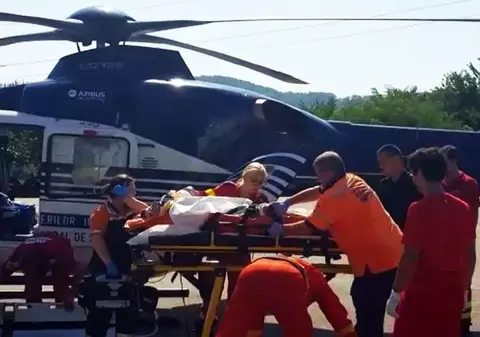 Un tânăr a căzut de la etajul 5 al unui bloc din Câmpina. Echipajele de la Smurd au ajuns la fața locului