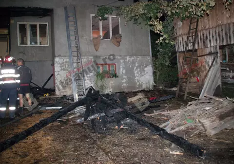 Casa unei familii cu patru copii a ars într-un incendiu în Bistrița. Oamenii au rămas pe drumuri