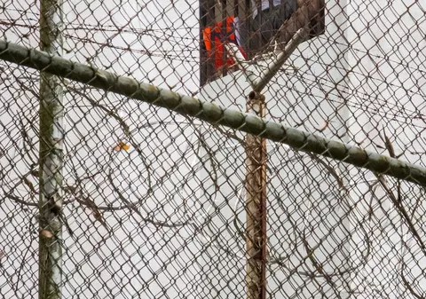 REPORTAJ: Pușcăriașii care cred că vor pleca din închisori și-au făcut deja bagajele, angajații penitenciarelor calculează de zor