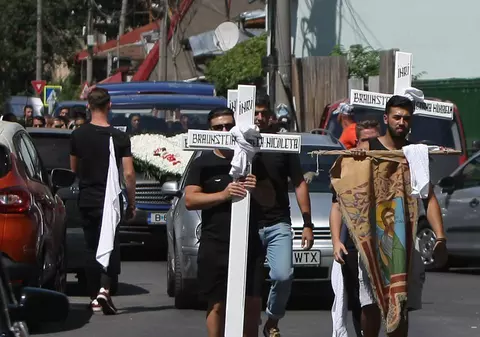 E normal ca preoții să nu oficieze slujbe de înmormântare pentru sinucigași? Ce cred cititiorii Libertatea despre decizia BOR. "Orice mort trebuie să aibă slujbă!"
