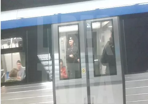 Jandarmi înarmați, în stația de metrou Unirii, din București | VIDEO