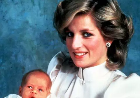 “Lady Diana a dus o viață mizerabilă și singuratică în interiorul palatului” – afirmă biograful ei