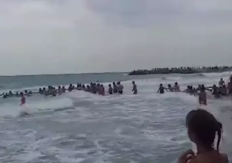 VIDEO/ Lanț uman la Eforie Nord, pentru salvarea a două surori de la înec. Declarațiile salvamarului care a intervenit