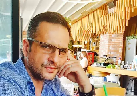 Mădălin Ionescu s-a pozat alături de un tânăr în scaun cu rotile. Povestea emoționantă din spatele imaginii
