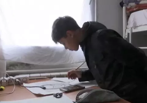 Un refugiat de 10 ani, supranumit ”Micul Picasso”, a organizat o expoziție de artă în Serbia. Vrea să doneze banii unui copil sârb care suferă de o tumoră pe creier