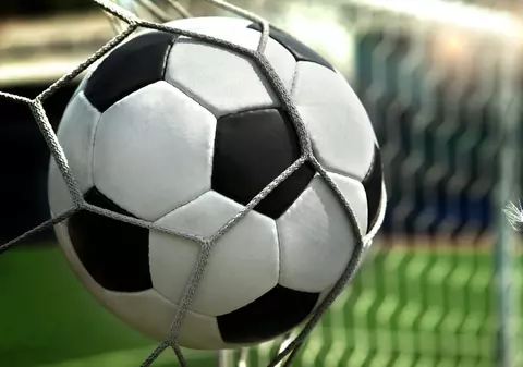 Scene halucinante pe un teren de fotbal. Ce făcea un jucător în timp ce un coleg de-al său era accidentat | VIDEO