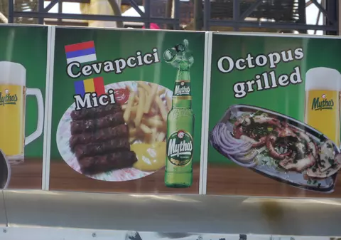 FOTO EXCLUSIV/ România a cucerit Paralia! Ciorbă de burtă și mici la tavernă, bere la pet pe plajă!