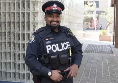 Un polițist a refuzat să aresteze un tânăr care a vrut să fure o cămașă pentru a merge la un interviu de angajare. Ce a urmat