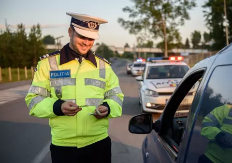 VIDEO | Un șofer indisciplinat în trafic a primit o lecție dură la polițiștii rutieri. “Educație cu forța. Ar fi trebuit...”