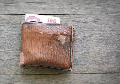 A găsit un portofel vechi din 1954. După ce l-a returnat, viața proprietarului s-a schimbat radical