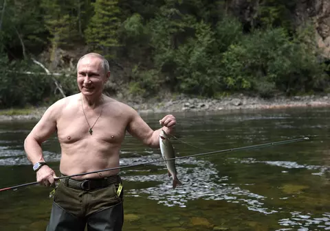 GALERIE FOTO| Vladimir Putin în vacanță: A pescuit la bustul gol într-un lac siberian