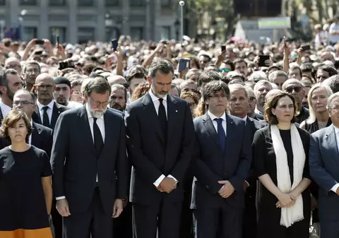Moment de reculegere în memoria victimelor de la Las Ramblas. Regele Felipe al VI-lea și premierul au mers la Barcelona