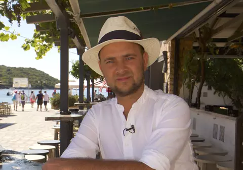 EXCLUSIV | Cosmin Seleși a avut parte de o petrecere surpriză în Grecia. Aniversare în deplasare
