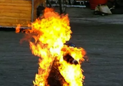 O femeie din Argeş și-a dat foc încercând să se sinucidă