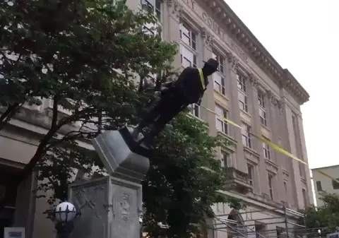 VIDEO| Manifestanții din SUA au dărâmat o statuie a unui soldat confederat