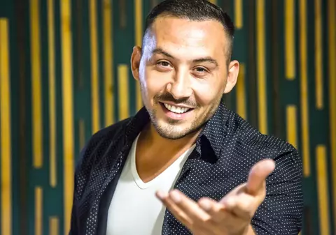 VIDEO / Ștefan Stan e ”spărgătorul de nunți”. Merge neinvitat la petreceri și începe să cânte