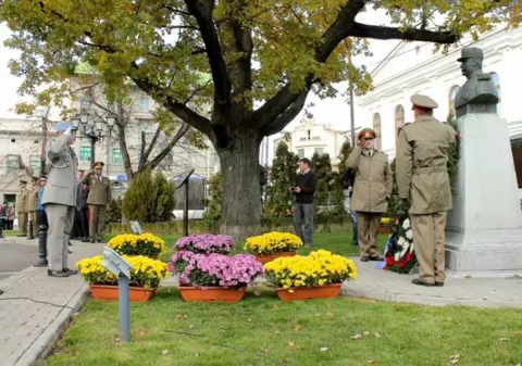 Povestea stejarului plantat de generalul Berthelot la Iași. Arborele monument, menționat în discursul președintelui Emmanuel Macron