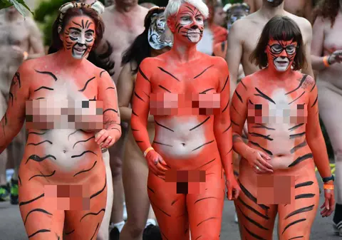 Sute de oameni au alegat goi pe străzile din Londra pentru susținerea tigrilor de Sumatra / FOTO