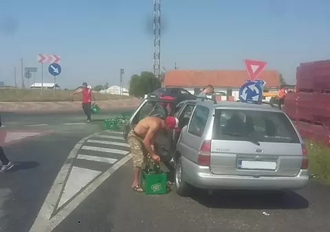 Un TIR cu bere s-a răsturnat pe DN 79. Oamenii s-au înghesuit să își umple mașinile cu sticle