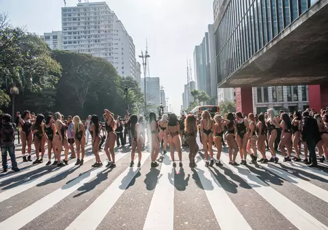 Concurentele la Miss Bum Bum au oprit traficul. Au defilat pe străzi în costume de baie