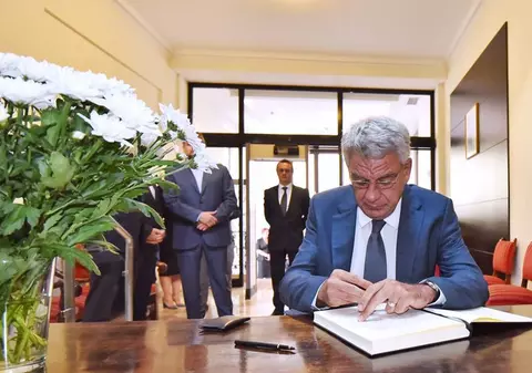 UPDATE. Premierul Tudose a semnat în cartea de condoleanţe de la Ambasada Spaniei: Un român rănit este încă internat la Barcelona