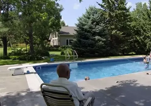 Un bătrân de 94 de ani a construit o piscină pentru copiii vecinilor. El nu mai voia să fie singur, după decesul soției