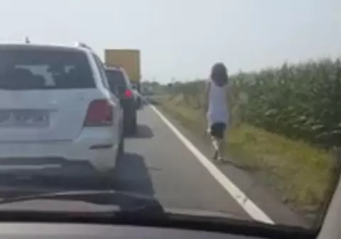 VIDEO VIRAL. Simțul civic pe șosea. „Le-am dat băieților din jeep o sticlă de plastic care le căzuse”