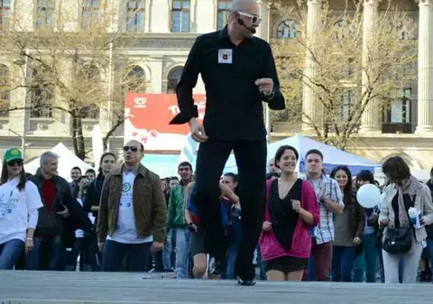 Antrenorul vedetelor vrea în ”Cartea Recordurilor”. Cel mai mare lanț de oameni care fac simultan zumba, pe malul marii/ VIDEO