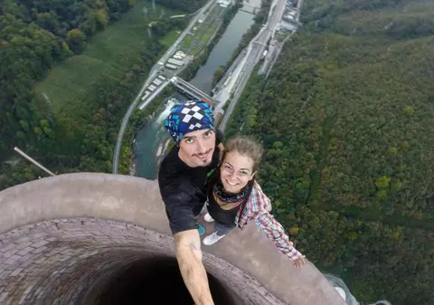 EXCLUSIV/ ”Balaurul” Cernescu, traversare spectaculoasă pe franghie între Pietrele Doamnei din Rarău. ”Dacă te prinde vreun fulger, zbori”