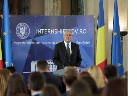 Tudose, către absolvenţii programului de internship: Felicitări că aţi supravieţuit. În Guvern nu toţi supravieţuiesc