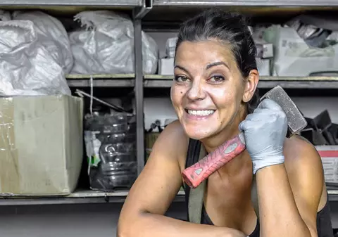 VIDEO/ Misha, femeia care îmblânzește fiarele! Lucrează cu aparat de sudură și flex, înconjurată de pisici