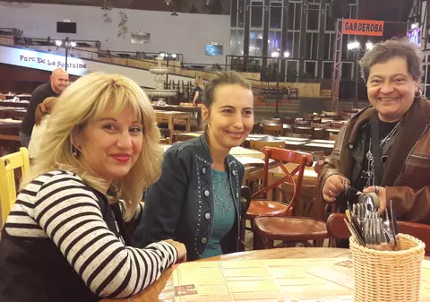 EXCLUSIV/ Viața lui Leo Iorga, între scenă și clinică. Artistul iese la spectacole cu doctorița alături