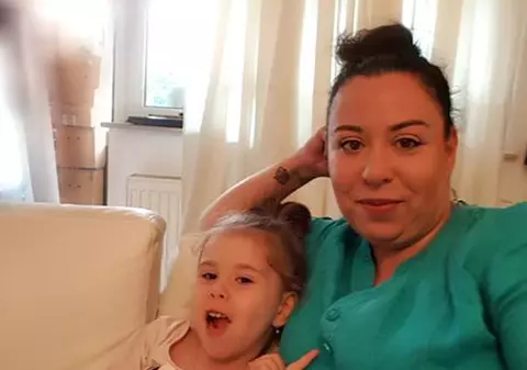 Oana Roman, mândră de fetița ei. Ce frumos pictează Isabela la doar 3 ani și jumătate