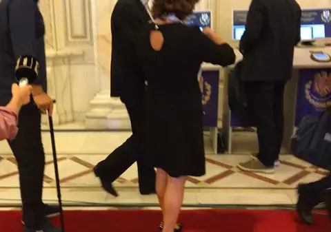 Victor Ponta, în cârje la Parlament: „O simplă entorsă la gleznă, nu e nimic grav”