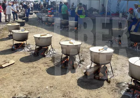 Sărbătoarea borșului de pește, la Jurilovca. Se gătesc 15 tone de ciorbă din 5 tone de pește / GALERIE FOTO