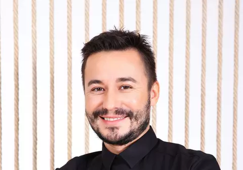 Adrian Perjovschi organizează cel mai lung eveniment live de hair-styling din România